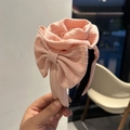 Dettaglio di cerchietto rosa con grandi fiori 3D e tessuto in crêpe con texture - Rosa