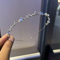 Dettaglio del cerchietto argento con stelle glitterate blu e strass incastonati lucidi - Stella a cinque punte