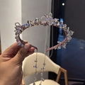 Dettaglio ravvicinato della fascia per capelli in cristallo viola con lunghe nappe - Nappina di cristallo / Viola