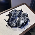 Detalle de coletero de cuadros blancos y negros con lazos de cinta y perlas decorativas - Borde Negro Cuadros Perla