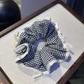 Coletero de cuadros blancos y negros con lazos y perlas en una bandeja de madera - Borde Blanco Cuadros Perla