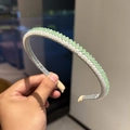 Elegante tweerijige haarband met groene facetkralen en witte parels op zilveren stof - Groen