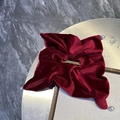 Dettaglio di uno scrunchie di lusso in velluto bordeaux con angoli ed eleganti perle bianche - Borgogna