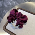 Dettaglio dello scrunchie in velluto bordeaux con trama luccicante e perle bianche - Borgogna