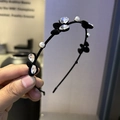 Dettaglio di cerchietto in velluto con perle bianche e fiori di cristallo lucido - Stile Fiocco Nero (B4-206)