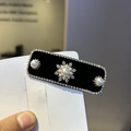 Pince à cheveux élégante en velours noir avec strass brillants et détail de flocon en perle - Pince à Cheveux Noire (A1-102)