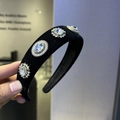 Detalle de la diadema vintage de terciopelo negro con grandes cristales y pedrería - Estilo Strass Retro (A1-108 Modelo A)