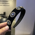 Detalle de diadema de terciopelo negro con grandes piedras preciosas azules y brillantes - Estilo Piedra Preciosa Gris Azul (A1-108 Modelo B)