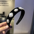 Detalle de diadema ancha de terciopelo negro con perlas grandes y marcos de cristales - Estilo Perla Grande Retro (A1-108 Modelo C)
