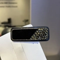 Dettaglio di un fermaglio in velluto con bordo in strass e decoro geometrico in cristallo - Grigio Quadrato