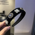 Detalle de diadema acolchada de terciopelo negro con perlas vintage y flores de cristal - Estilo Cristal Perla (A1-108 Modelo D)