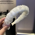 Serre-tête élégant en maille plissée blanche orné de papillons en cristal pour femme - Style Plissé (B4-212) / Blanc