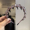 Gros plan du serre-tête de luxe en cristal violet avec perles facettées et dents internes - Style Yuanbao Violet Clair