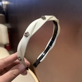 Diadema elegante de cadena tejida crema con tres flores de pedrería brillantes - Beige (B5-104)