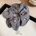 Dettaglio di elastico in lino grigio con ricamo di rose e eleganti perle bianche applicate - Scrunchie (A5-106) / Elastico Per Capelli Grigio