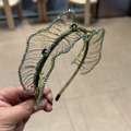 Cerchietto di lusso fatto a mano in cristallo con gemme verdi e intreccio di fili dorati - Stile Verde Oliva (A5-111)