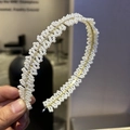 Detalle de diadema con perlas y strass, perlas blancas tejidas y montura de metal dorado - Estilo Perla (A5-108)
