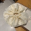 Detalle de coletero de malla crema con lunares grises y perlas blancas brillantes - Blanco