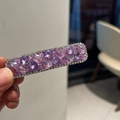 Vue détaillée d'une barrette en cristal violet avec pierres facettées et bordure en strass - Violet (B8-112)
