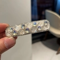 Détail d'une pince à cheveux rectangulaire avec cristaux et strass AB irisés - Blanc (B8-112)