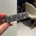 Eleganter rechteckiger Haarclip mit grauen Kristallen und irisierenden Strasssteinen - Schwarz und Grau