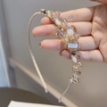 Serre-tête élégant en cristal champagne avec fil micro et perles crème - Petit Yuanbao Champagne
