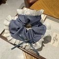 Detailopname van een blauwe denim haarelastiek met witte kant en een zijdeachtige strik - Denim Blauw (C4-107)