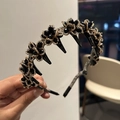 Detail eines perlenbesetzten schwarzen Blumenstirnbands mit integrierten Haarclips - Schwarz Floral Perlen Stirnband / Schwarz