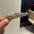 Detailansicht der Haarspange mit rosa Kristallen, Satin-Basis und ovalem Love-Metallanhänger - Rosa