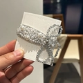 Elegante fermaglio per capelli con perle bianche e cristalli lucenti su cartoncino - Grigio B8-212