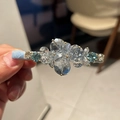 Dettaglio di un fermaglio per capelli in cristallo azzurro con design a becco d'anatra - Blu Chiaro A5-209