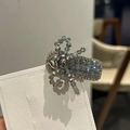 Elegante clip francés plateado con cuentas de cristal gris y detalle de corazón - Azul