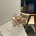 Detail der rosa Perlen-Käferspange mit Strass und Perle auf einer weißen Displaykarte - Hellrosa