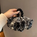 Großer Haargummi im französischen Stil mit Toile-de-Jouy-Muster in Schwarz und Weiß - Schwarz