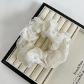 Detail van een Franse organza scrunchie in crème met een delicate witte kanten rand - Broken Wit