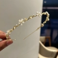 Elegante diadema floral dorada con piedras de ojo de gato blancas y perlas para mujer - Flor Blanca y Dorada