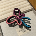 Detailansicht der abstrakten Schmetterlings-Haarklammer mit bunter Emaille-Füllung - Schmetterlingsform (B10-212) / Hellblau