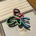 Nahaufnahme einer bunten Haarklammer aus Acryl mit abstrakten Linien und Metallfeder - Schmetterlingsform (B10-212) / Grünblau