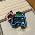 Haarklammer mit buntem Terrier-Welpenmotiv in einer edlen Schmuckschale im Detail - Hundeform (B10-210) / Blau