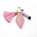 Porte-clés rose avec breloque lettre C, perles colorées et pompon doux élégant - Lettre C