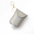 Portachiavi igienizzante mani in pelle grigia con elegante chiusura a moschettone dorata - Grigio
