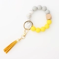 Bracelet porte-clés en perles silicone jaunes avec perle en bois et pompon daim - Jaune