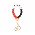 Vue détaillée du porte-clés de Noël en perles de silicone avec perle en bois et fermoir doré - Motif Sapin Rouge Et Noir