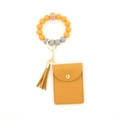 Bracelet porte-clés en perles de silicone orange avec porte-cartes en cuir et pompon - Curcuma