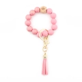 Rosa Perlenarmband Schlüsselanhänger mit LOVE-Anhängern und Kunstlederquaste auf Weiß - Rosa