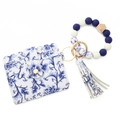 Dettaglio portacarte portachiavi con perline di silicone e nappa in pelle blu - Fiori Blu