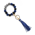 Détail du porte-clés perlé avec motifs léopard et pompon en cuir bleu pour le poignet - Bleu royal