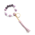 Détail d'un porte-clés bracelet en perles de silicone léopard violettes avec pompon en cuir - Mauve Clair
