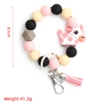 Détail du porte-clés en perles de silicone avec pendentif vache et décor de gland rose - Vache Rose