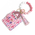 Detalle del tarjetero con estampado de mariposa, cuentas de silicona y colgante de San Valentín - Mariposa